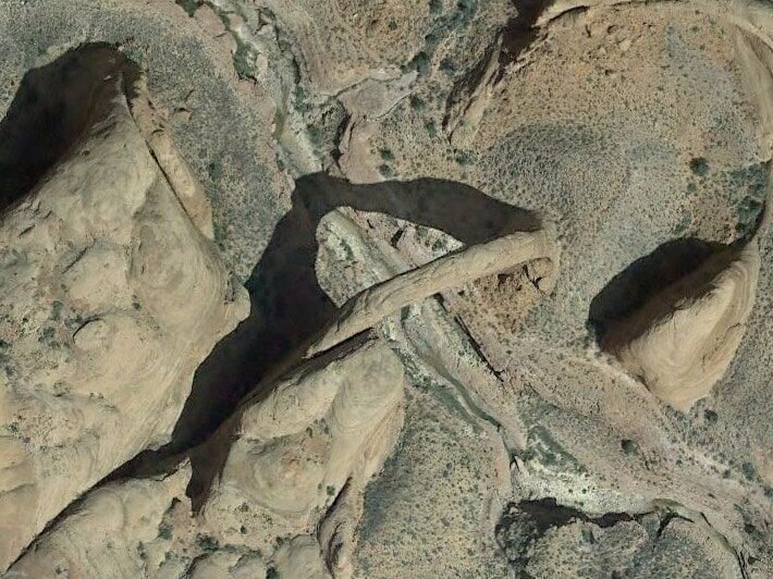 19. Мост Радуги — арка из розового песчаника навахо в штате Юта, США