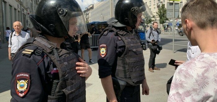 Гуманность и выдержка: как работает российская полиция на митингах в сравнении с западными коллегами