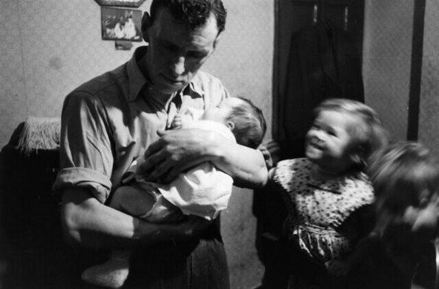 Отец с детьми в районе трущоб Ливерпуля, 1957.