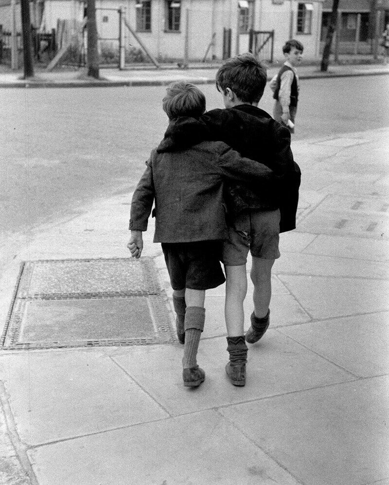 Два друга на лондонской улице.