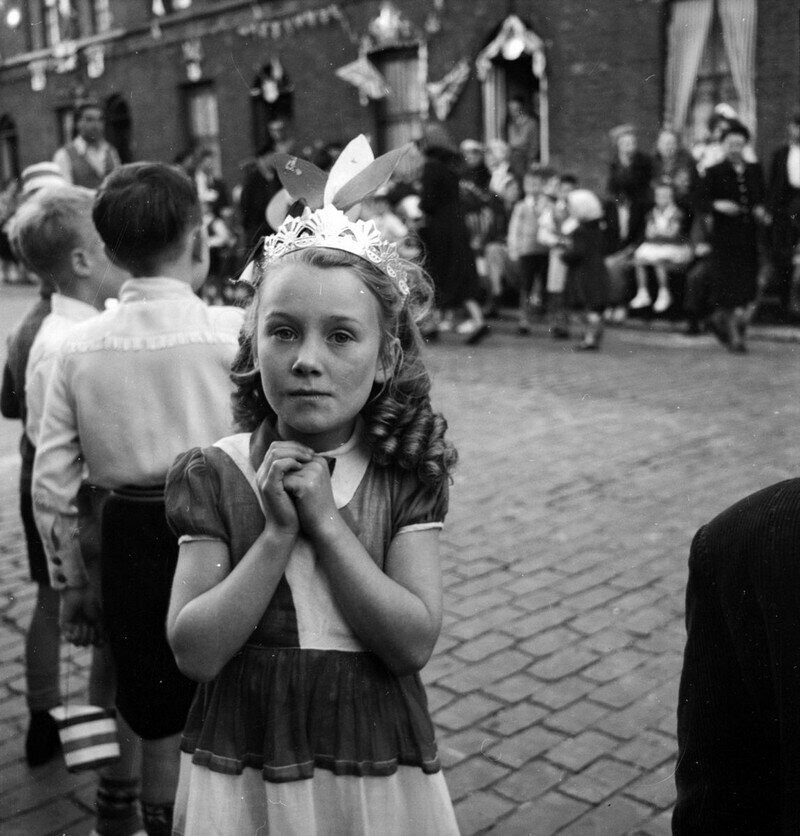 «Уличная принцесса» в Ист-Энде, Лондон, 13 июня 1953 года.