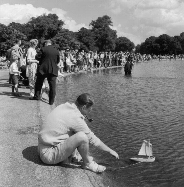 Толпа зрителей и любители лодок у Круглого пруда в Кенсингтонских садах, Лондон, 1952.