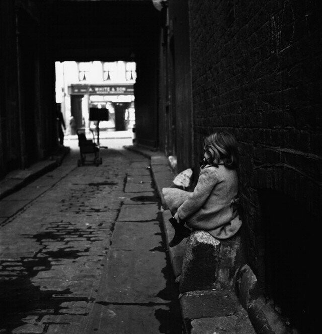 Девочка в переулке, Лондон, 22 октября 1951 года.