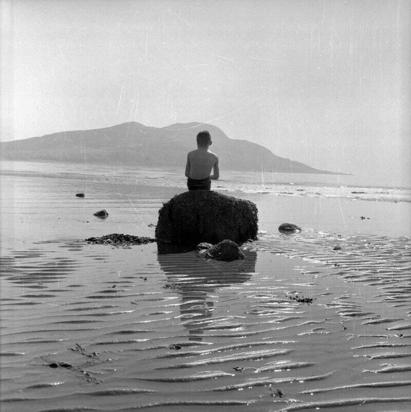 Мальчик на скале в море. Остров Арран, 1956.