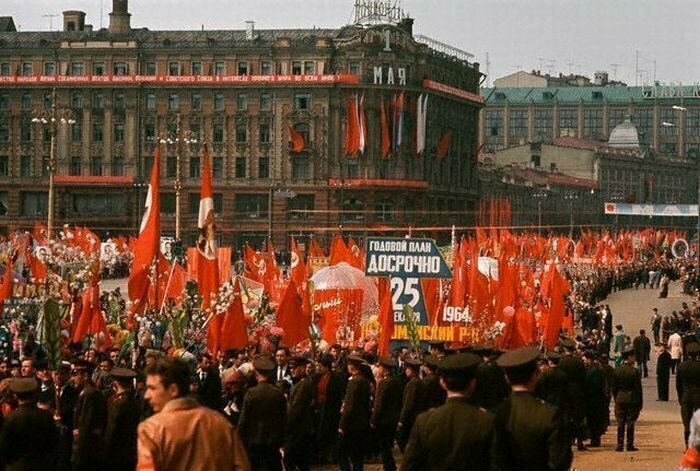 Пауэрс Фрэнсис Гэри,родившийся в этот день 17.08.1929 и совершивший полёт имени себя «Полёт Пауэрса»