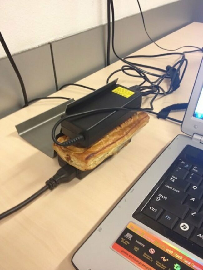 Как разогреть бутерброд прямо на рабочем месте? Блоки питания от двух ноутбуков — отличное решение.