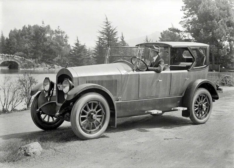 Автомобиль с обшивкой из кожи крокодила. США,1919