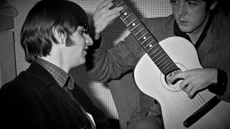 Пол Маккартни показывает Ринго Старру гитару ленинградской фабрики музыкальных инструментов имени А.В. Луначарского, 1965 год, Лондон