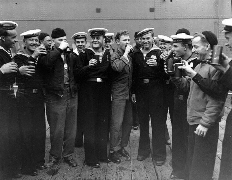 Советские и американские моряки празднуют капитуляцию Японии. 15 августа 1945 г.