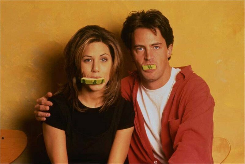 Дженнифер Энистон и Мэтью Перри едят арбуз.