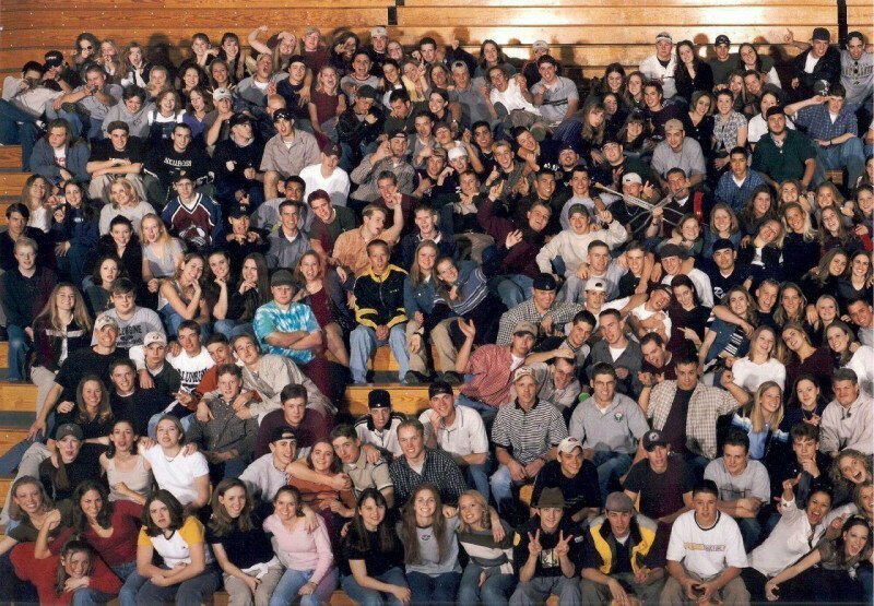 Это типичное фото класса американской средней школы 90-х. Что делает эту фотографию уникальной? 