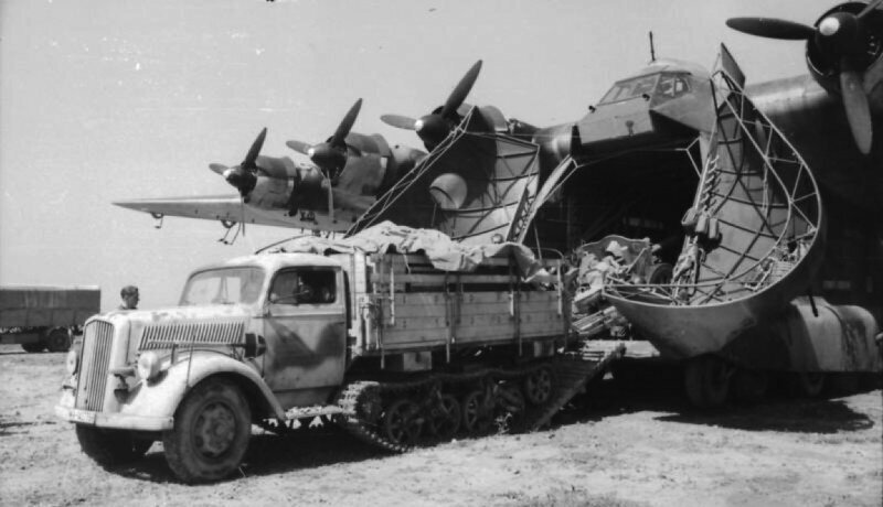 Грузовик Opel «Maultier», выезжает из Messerschmitt Me 323 «Giant», Италия, 1943 г.