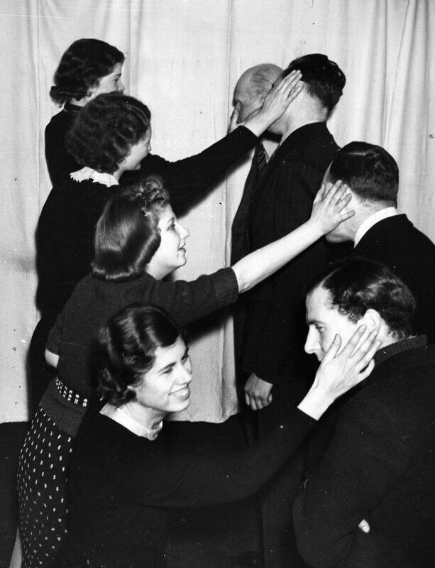 Девушки в театральной школе Ливерпуля с удовольствием учатся давать пощечину, 4 февраля 1939 года.