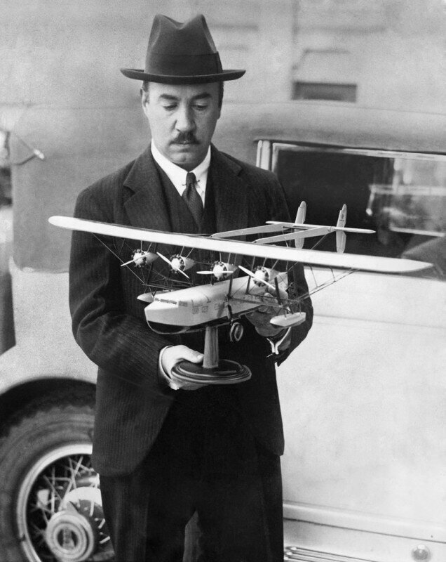 Игорь Сикорский демонстрирует проект своего нового самолёта, 1931