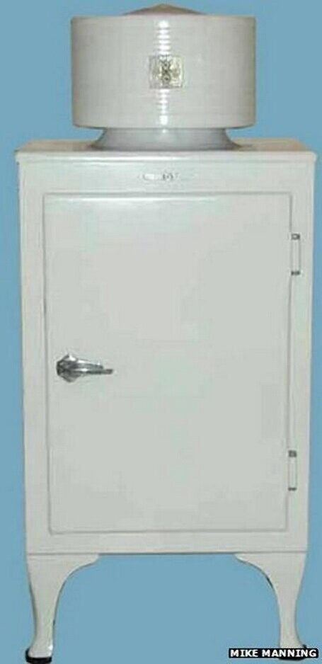 Холодильник «с мониторным верхом» 1927 года получил свое название от компрессора наверху, который напоминал цилиндрическую башню штурмовика Monitor.
