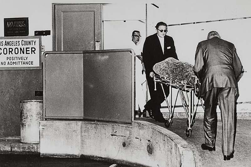 На фотографии изображён труп Монро, который везут в Los Angeles County Coroner’s office, 5 августа 1962 года
