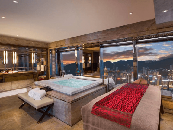 Роскошная современная ванная комната с панорамным окном в отеле Ritz-Carlton Hong Kong в Китае.