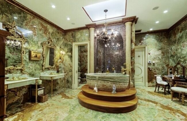 Красивая и дорогая ванная комната со множеством зеркальных поверхностей в гостинице La Residence, Франшук, ЮАР.