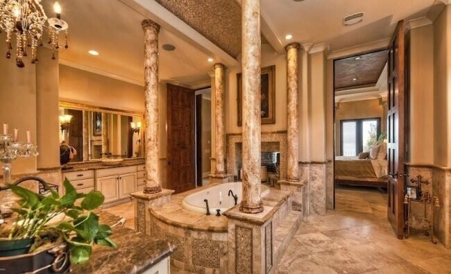 Ванная в классическом стиле в сказочном особняке стоимостью 9,9 млн долларов, штат Калифорния.