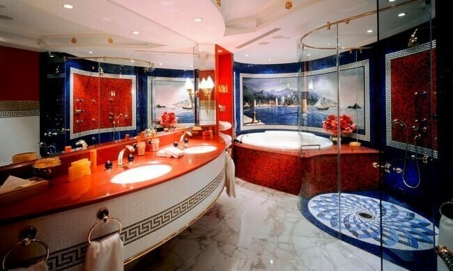 Элегантная и современная ванная с мозаичным пейзажем и элементами классического декора в 7-звёздочном отеле Burj Al Arab.