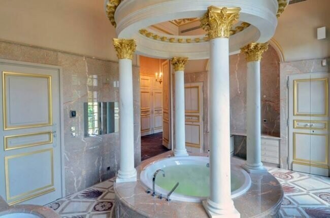   Ванная комната класса люкс с позолотой и лепниной в парижском замке Chateau Louis XIV.