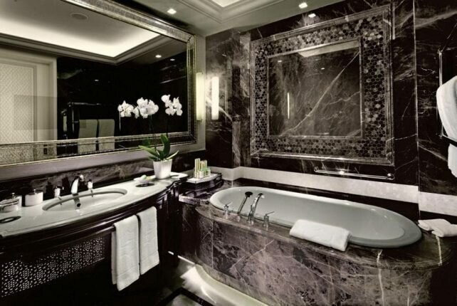 Ванная комната класса люкс с дизайном, основанным на контрасте чёрного и белого, а также со встроенным в зеркале телевизором. Отель Шангри-Ла (Стамбул).