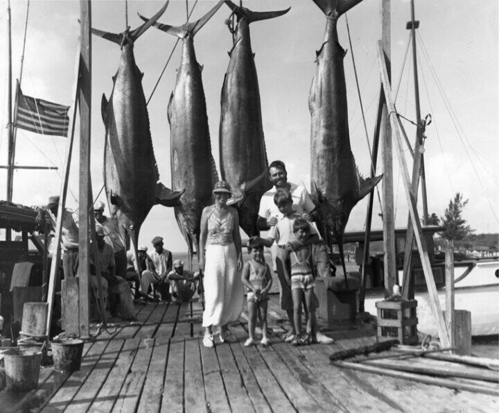 Эрнест Хемингуэй с его семьей после рыбалки в Бимини.