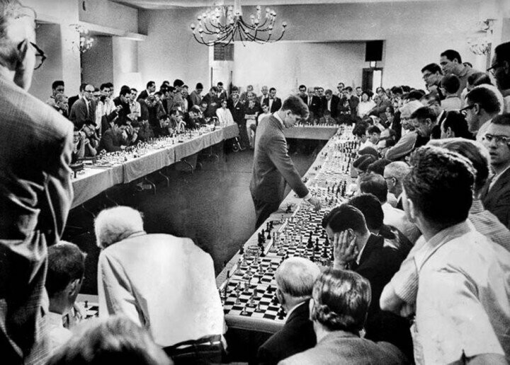 Бобби Фишер играет в шахматы с 50 противниками одновременно. Он одержал победу в 47 партиях, проиграл 1 партию и завершил 2 партии вничью.