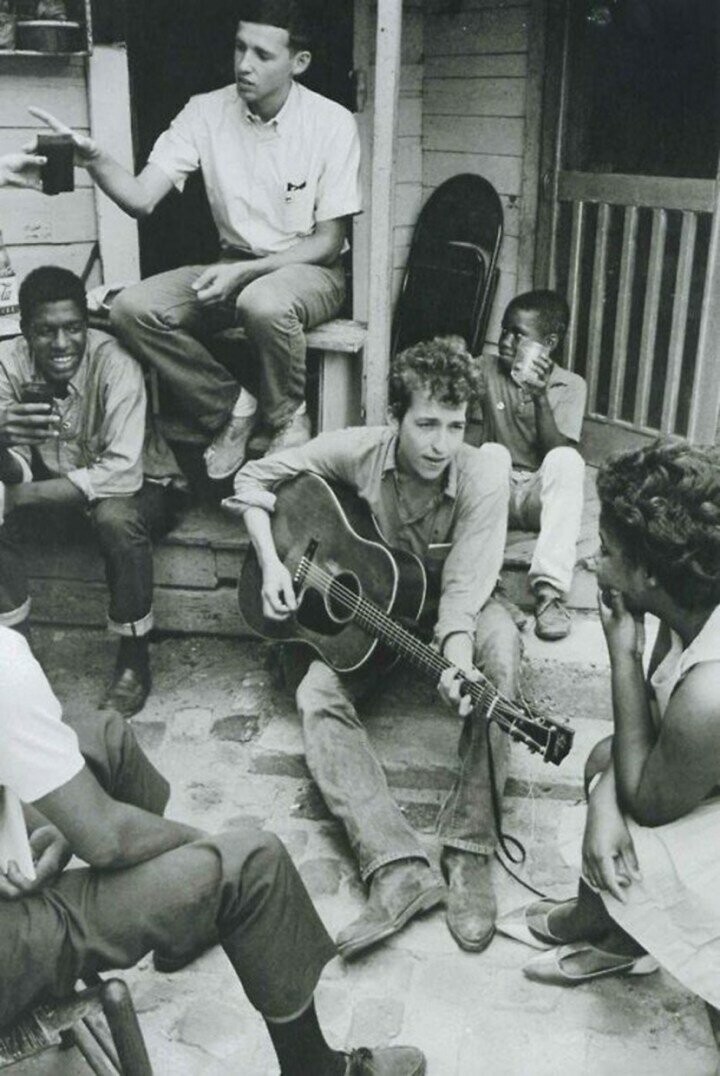 Боб Дилан играет на гитаре для своих друзей.