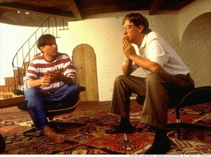 Стив Джобс и Билл Гейтс обсуждают будущее персональных компьютеров.