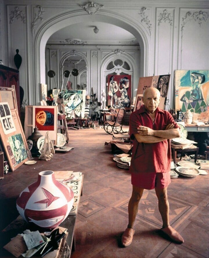 Пабло Пикассо в своей студии.