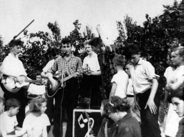 Джон Леннон со своей первой группой «The Quarrymen» в 1957 году.