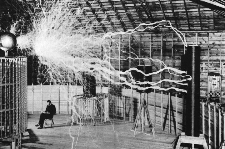 Никола Тесла экспериментирует в своей лаборатории.
