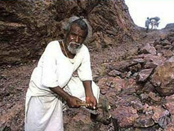 Дашратх Манджхи – национальный герой Индии и человек, в одиночку победивший гору  