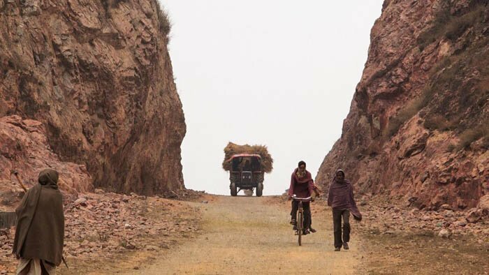 Индийский крестьянин 22 года в одиночку прорубал дорогу через скалы