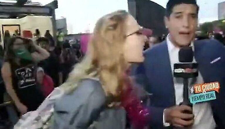 Участник митинга радикальных феминисток подло ударил журналиста в прямом эфире