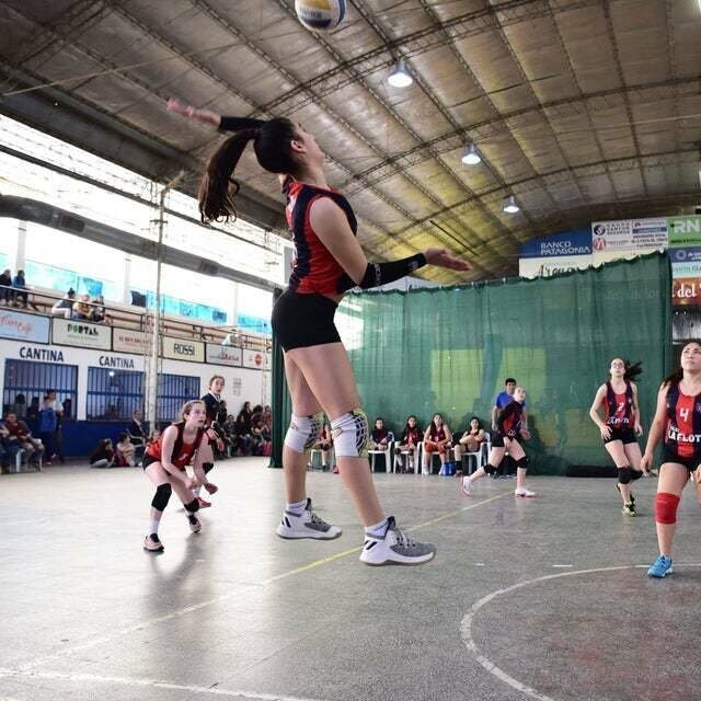 7. «Гигантская девушка играет в волейбол»