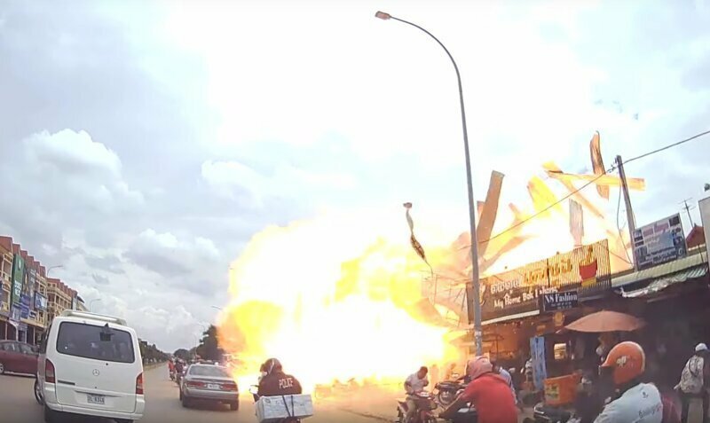 Момент взрыва нелегальной заправки в Камбодже попал на видео