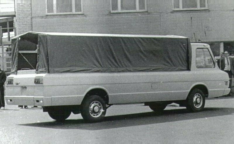 1992 год. Опытный образец двухтонный грузовика ЗиЛ-3207Г на базе микроавтобуса «Юность».