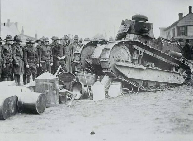 21. В Кентукки танк Национальной гвардии уничтожает оборудование для изготовления самогона, 20 февраля 1922 год