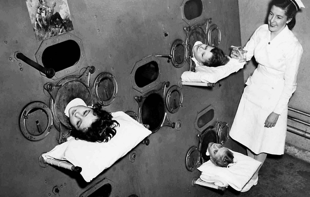 23. Дети в "железном легком" до вакцинации от полиомиелита, 1950 год