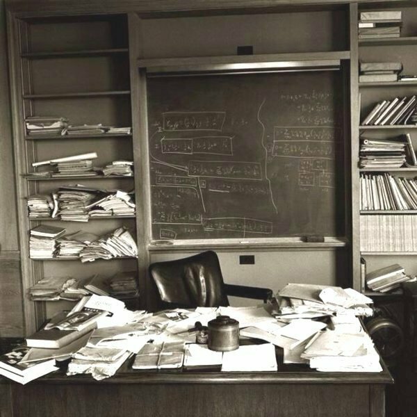 10. Письменный стол Альберта Эйнштейна на следующий день после его смерти 18 апреля 1955 года