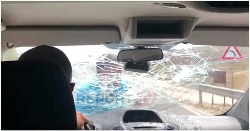 В Албании агрессивный ресторатор напал на автомобиль туристов, недовольных его едой