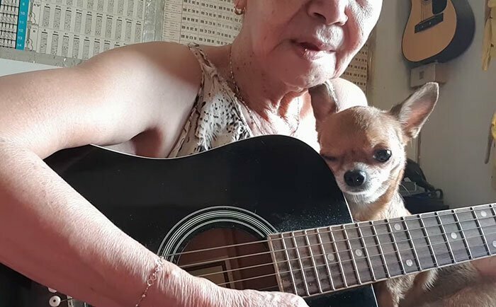 Тайская певица и ее собачка покорили интернет