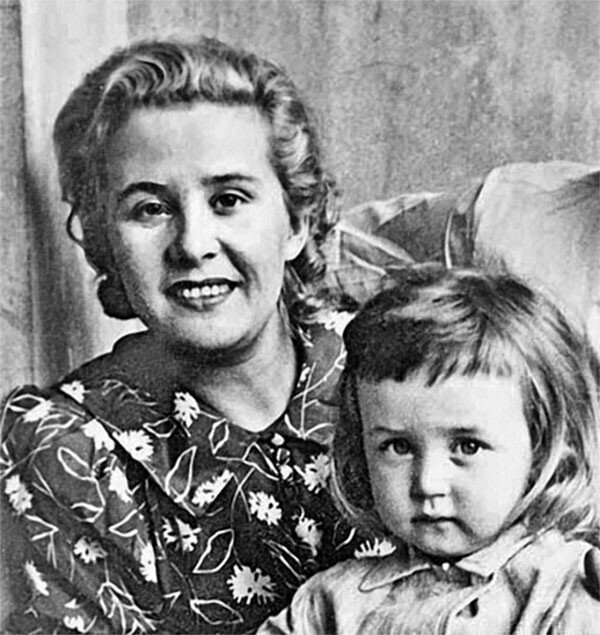 Евгения Казимировня Ливанова с сыном Василием