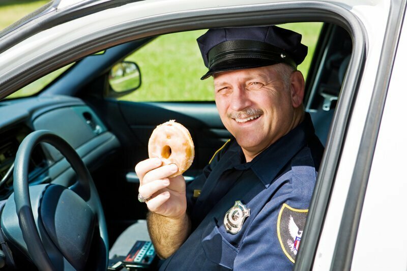 Почему полицейские едят пончики?
