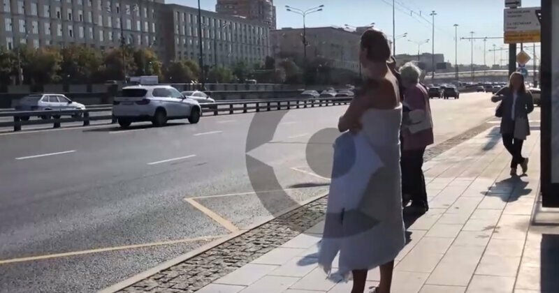 Девушка в Москве устроила провокацию в одеяле
