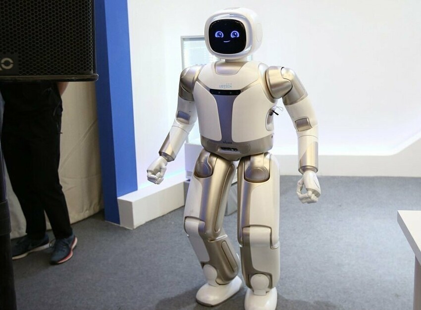 Самая главная задача при создании шагающих роботов. Шагающие роботы. Шагающий робот. Шагающий робот роботы. Мобильные роботы шагающие.
