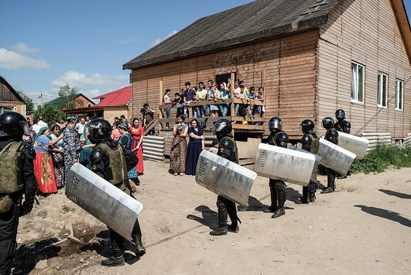 Вторые сутки полиция охраняет дом местных цыган в маленьком селе Подгорное в Кемеровской области