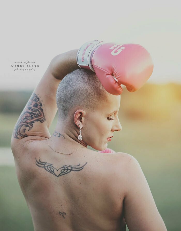 Искренняя фотосессия женщины, готовящейся к борьбе с раком молочной железы